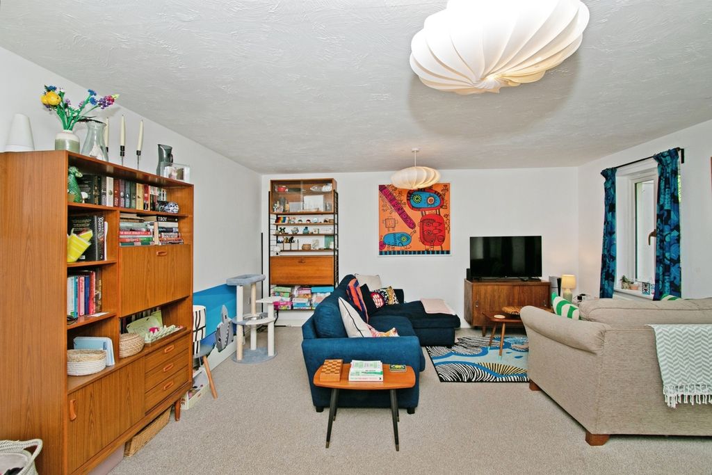2 bed flat for saleCalver Close, Penryn, Cornwall TR10 photo 2