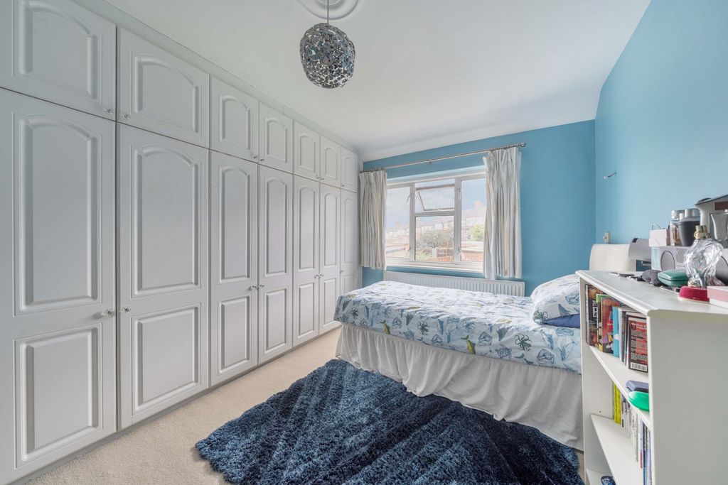 4 bed semi-detached house for saleOldfields Circus, Northolt, Middlesex UB5 photo 4