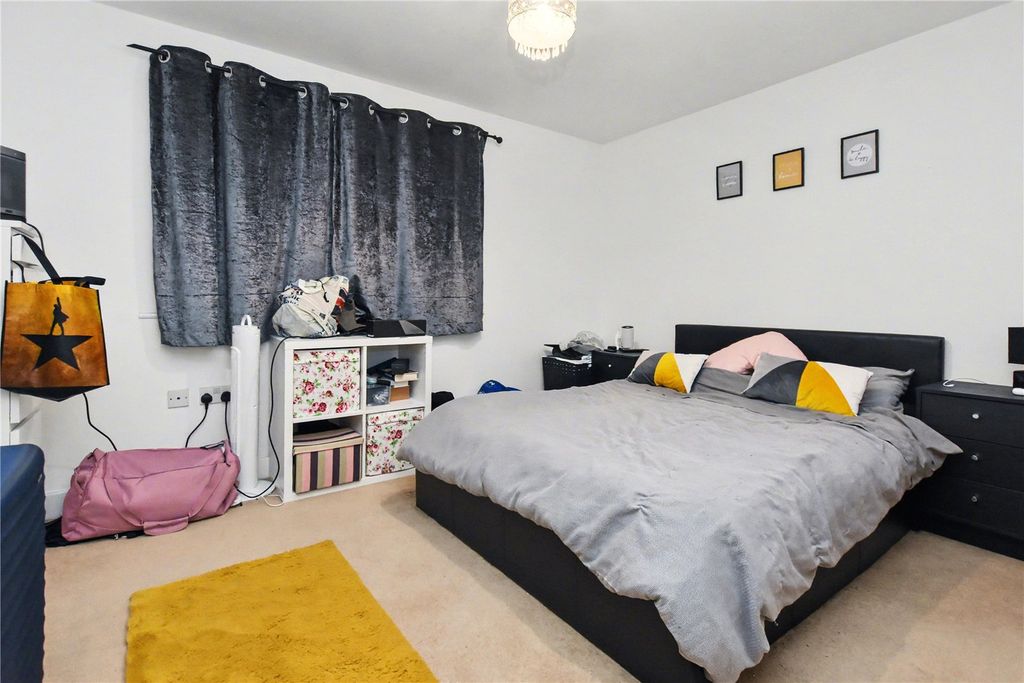 2 bed flat for salePavilion Close, Stanningley, Pudsey, West Yorkshire LS28 photo 4