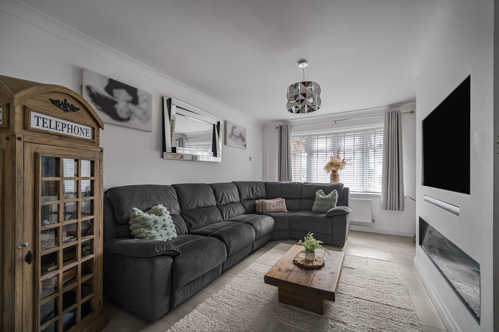 Additional image 3 of 4 bed semi-detached house for saleWhiterock Avenue, Pontypridd CF37
