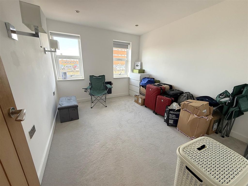 2 bed flat for saleCrescent House, Woodside Park, Rugby CV21 photo 5