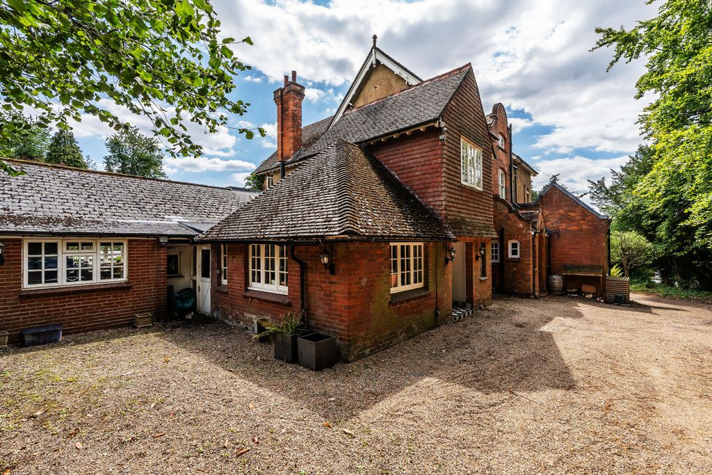 4 bed detached house for saleRockfield Road, Oxted, Surrey RH8