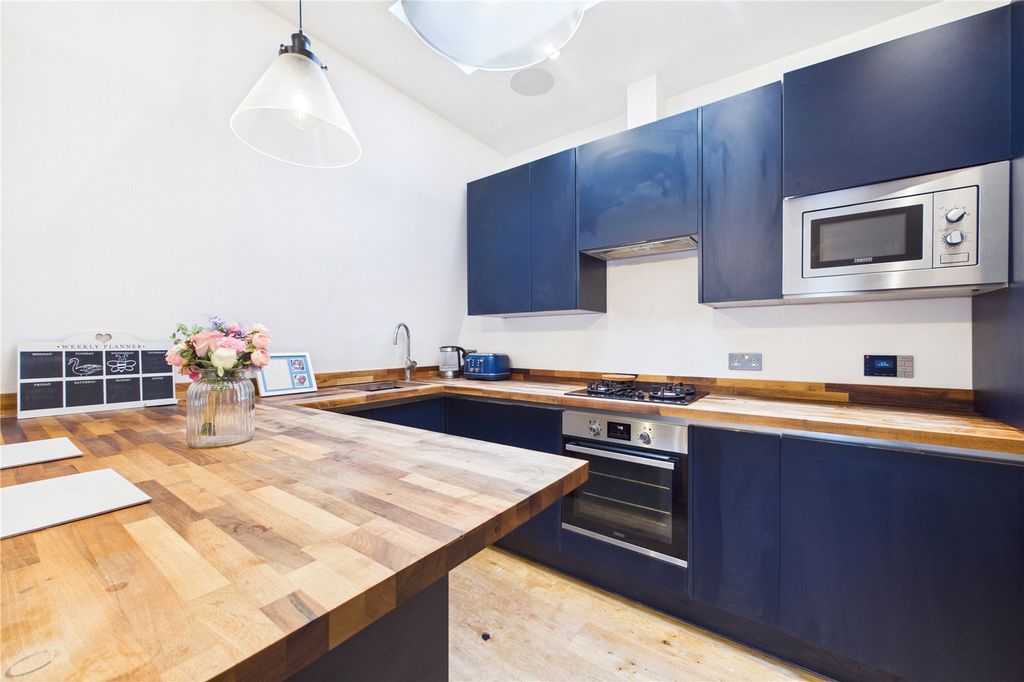 Additional image 12 of 2 bed flat for salePark Street, Newbury, Berkshire RG14