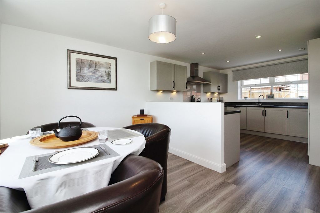 4 bed detached house for saleKipling Road, Ledbury HR8 photo 4