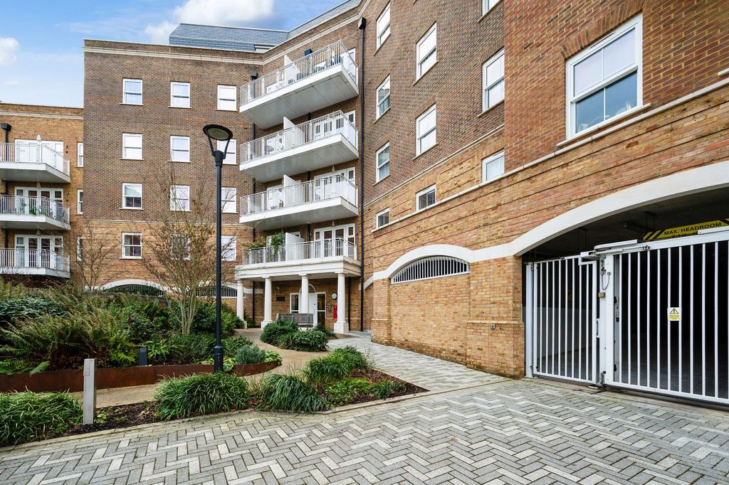 2 bed flat for saleStation Road East, Oxted, Oxted RH8
