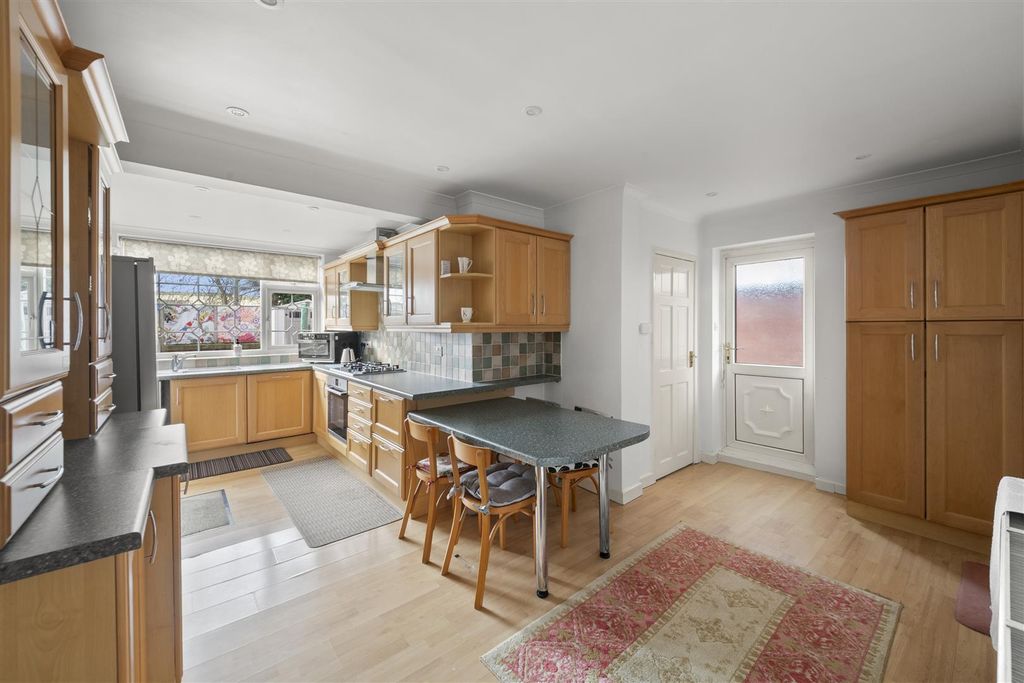 Additional image 8 of 5 bed detached house for saleDoncaster Drive, Northolt UB5