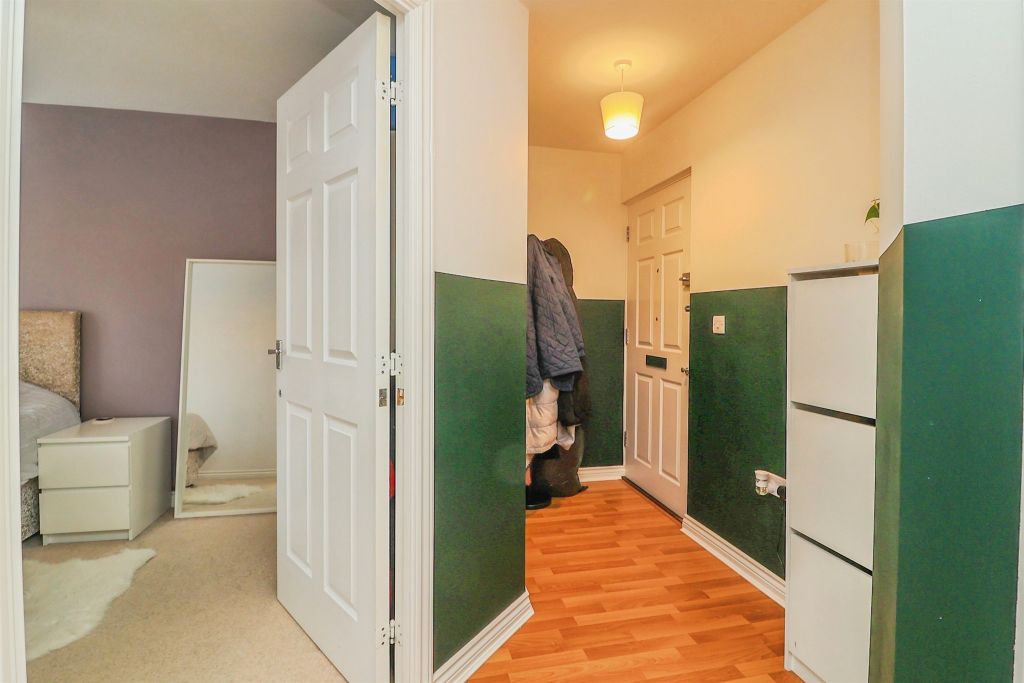 2 bed flat for saleReeve Close, Leighton Buzzard LU7 photo 5