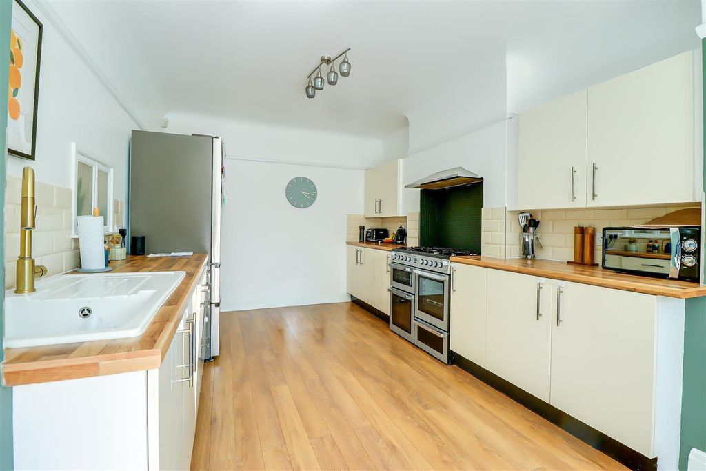 Additional image 5 of 3 bed semi-detached house for saleCheltenham Drive, Leigh-On-Sea SS9