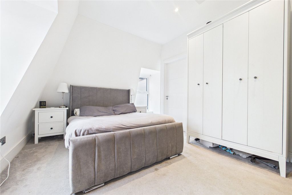 Additional image 4 of 2 bed flat for salePark Street, Newbury, Berkshire RG14