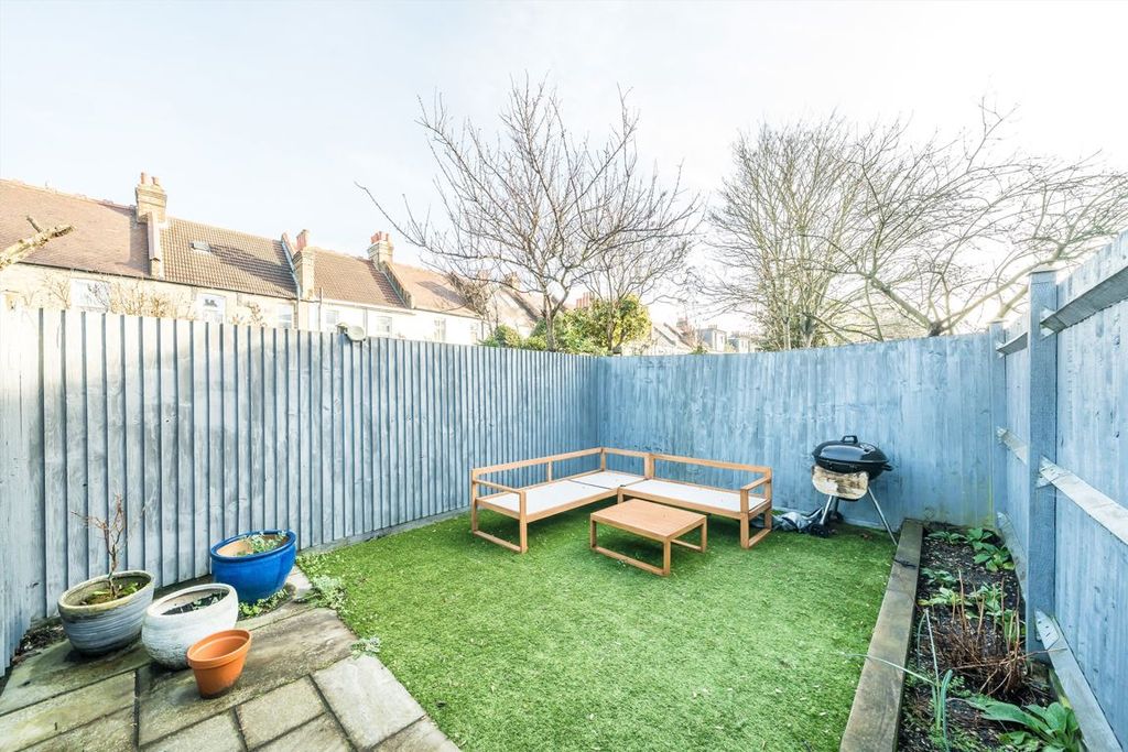 3 bed flat for salePark Avenue, Tooting CR4 photo 2