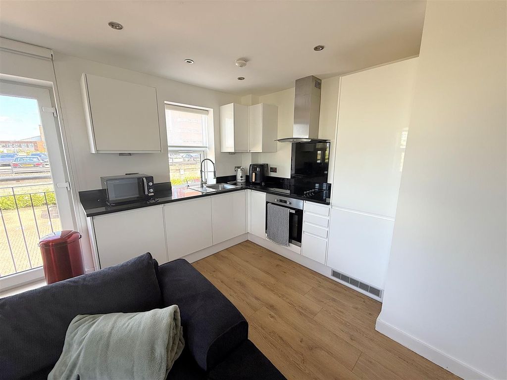 2 bed flat for saleCrescent House, Woodside Park, Rugby CV21 photo 3