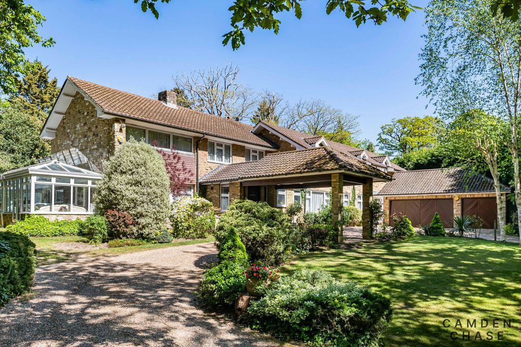 6 bed detached house for saleInvercloy, Northwood HA6