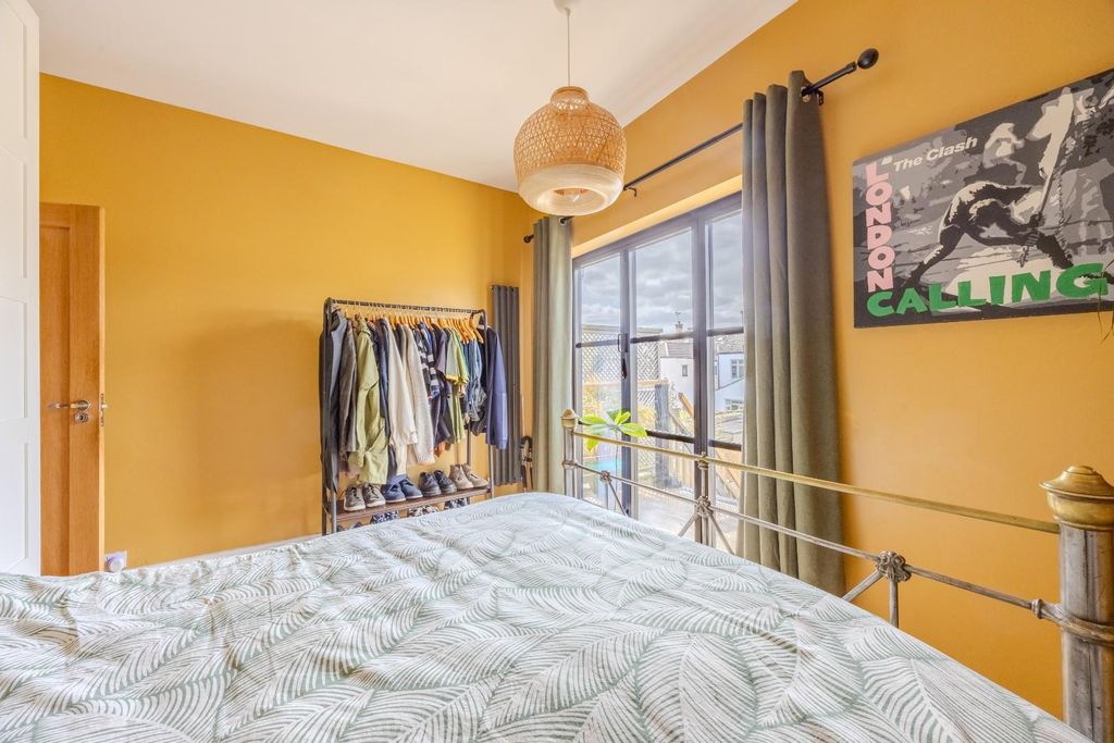 Additional image 18 of 3 bed flat for saleCarlton Drive, Leigh-On-Sea SS9