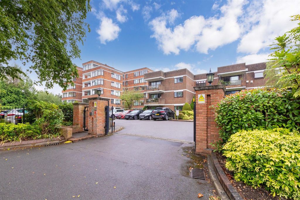 2 bed flat for saleWoodhurst South Ray Mead Road, Maidenhead SL6