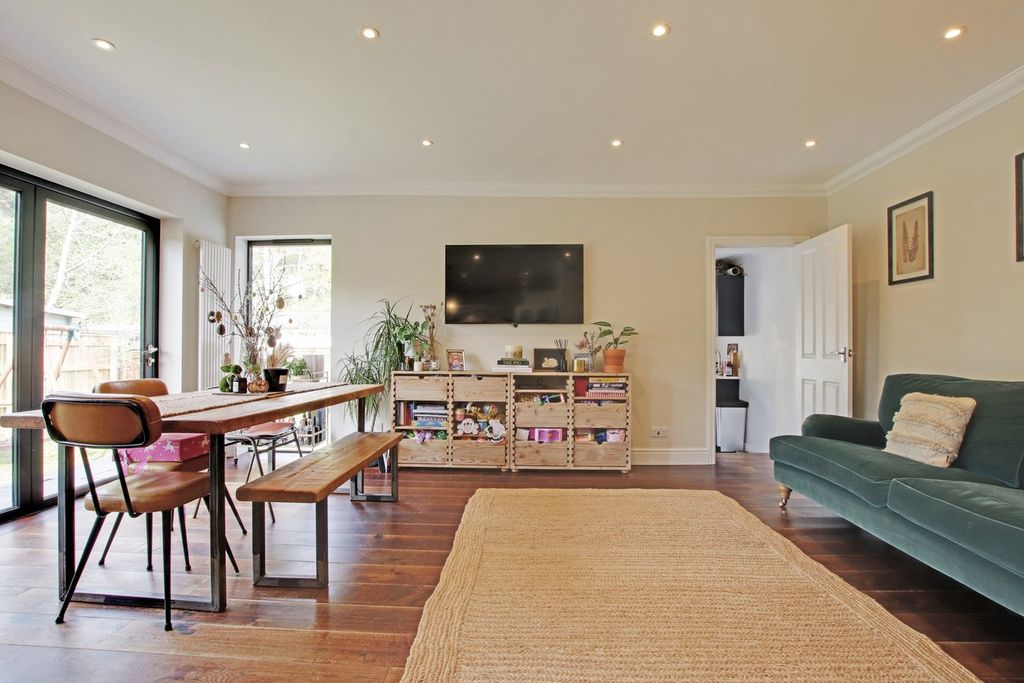 5 bed semi-detached house for salePrinces Crescent, Lyndhurst SO43 photo 4