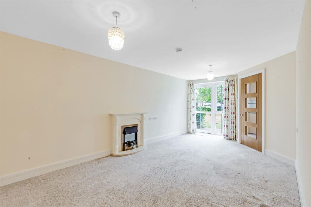 2 bed flat for sale301 High Street, Ongar CM5