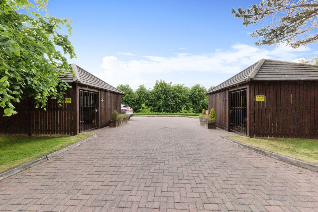 Additional image 14 of 2 bed flat for saleThe Uplands, Bishopton Drive, Macclesfield, Cheshire SK11