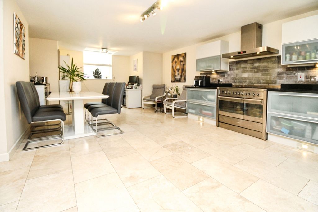 2 bed flat for saleWarwick Place, Leamington Spa CV32 photo 5