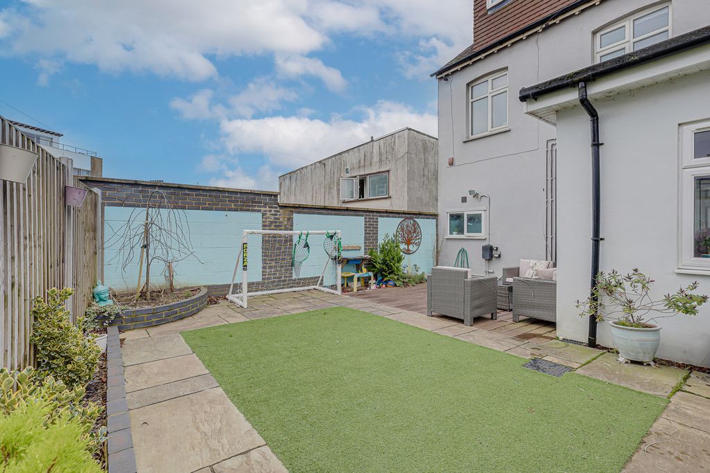 Additional image 20 of 2 bed flat for saleGrand Parade, Leigh-On-Sea SS9