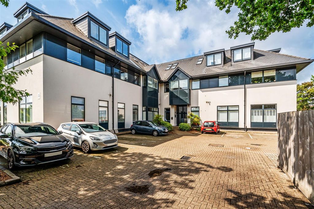2 bed flat for saleChallenge Court, Leatherhead KT22