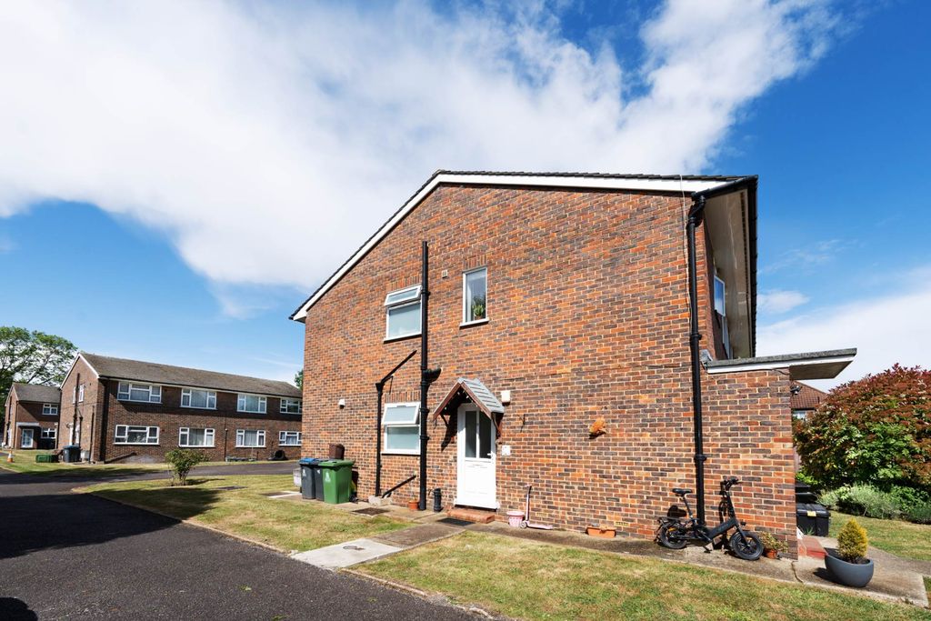 2 bed maisonette for saleCharnwood Close, New Malden KT3