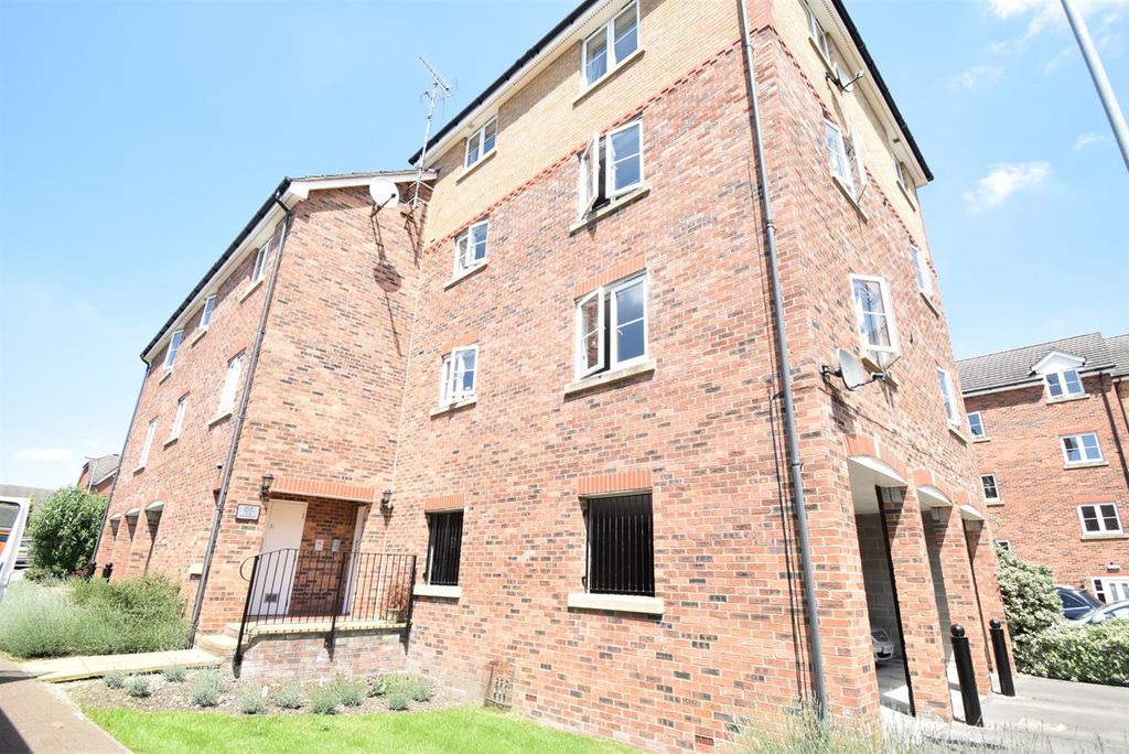 2 bed flat for saleMoorcroft Court, Ossett WF5