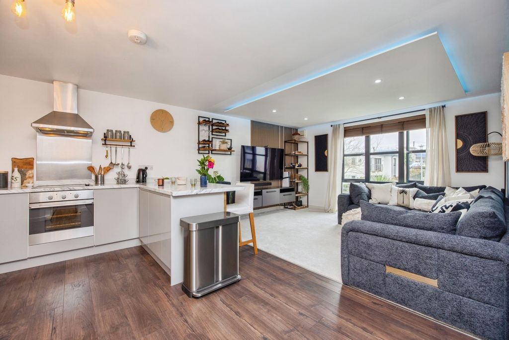 2 bed flat for saleSandy Hill, St. Austell, Cornwall PL25 photo 2