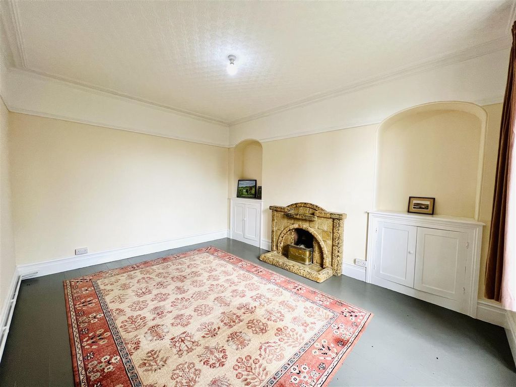 4 bed property for saleLlanwrda SA19 photo 4