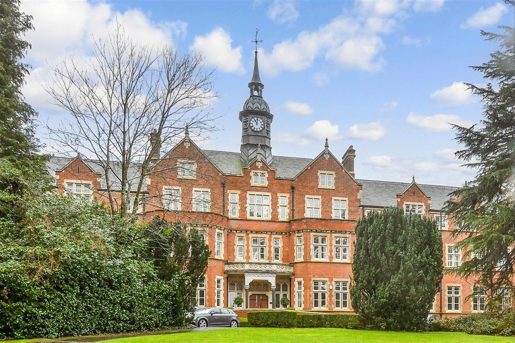 2 bed flat for saleLavender Close, Leatherhead, Surrey KT22 photo 4