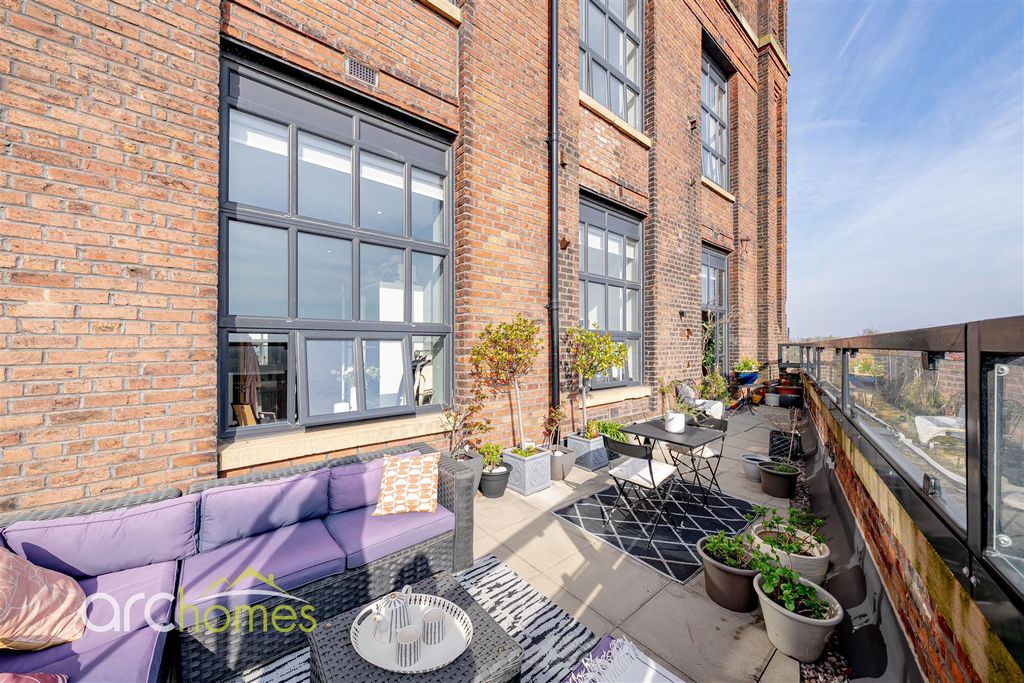 2 bed flat for saleMather Lane, Leigh WN7 photo 4