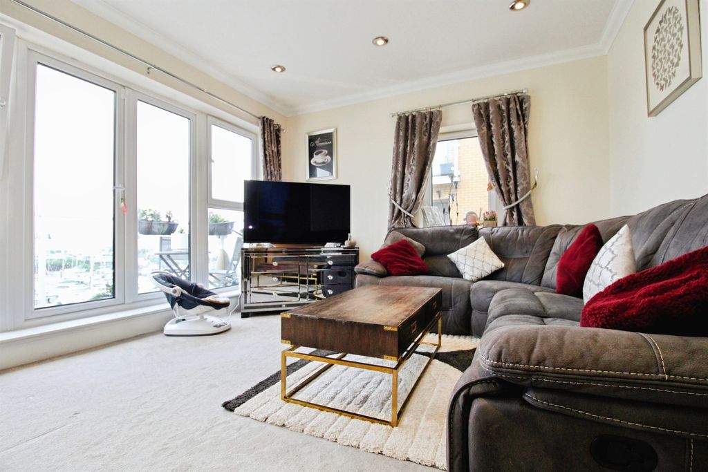 2 bed flat for saleMarconi Avenue, Penarth CF64 photo 2