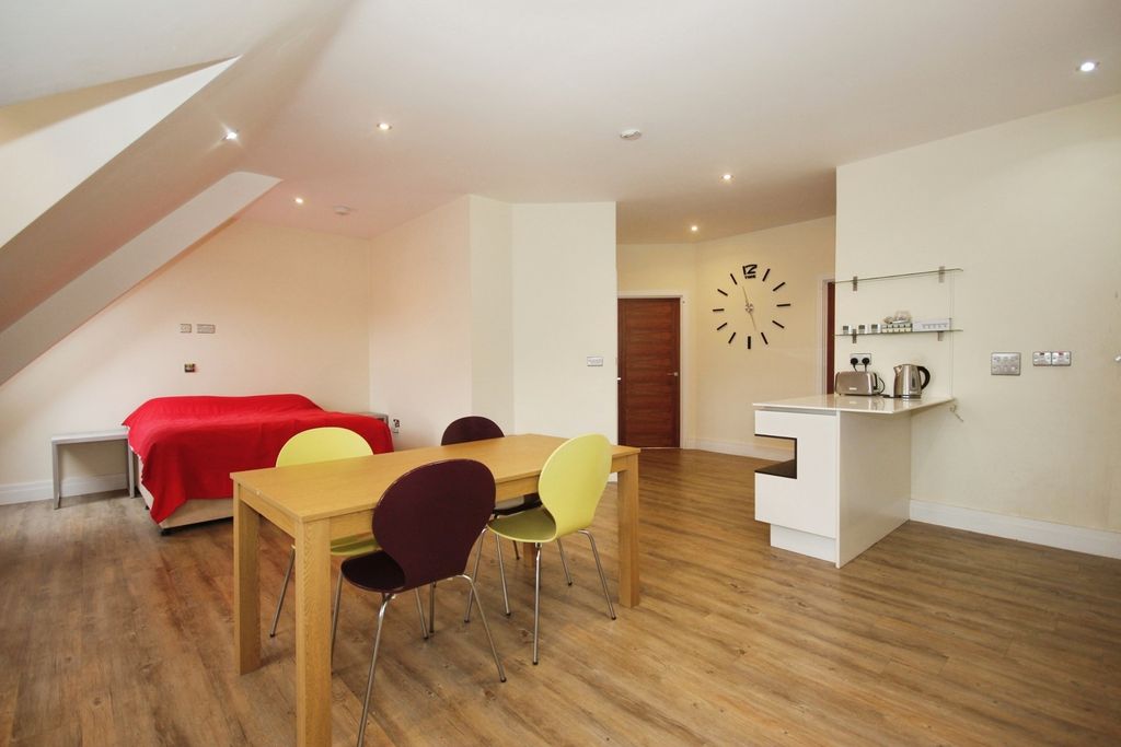 Additional image 6 of 2 bed flat for saleClarendon Avenue, Leamington Spa, Warwickshire CV32