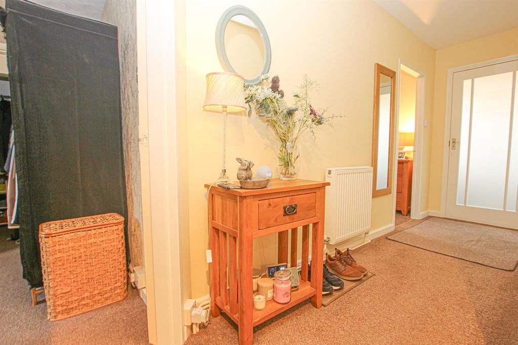 2 bed flat for saleFreshfields, Newmarket CB8 photo 2