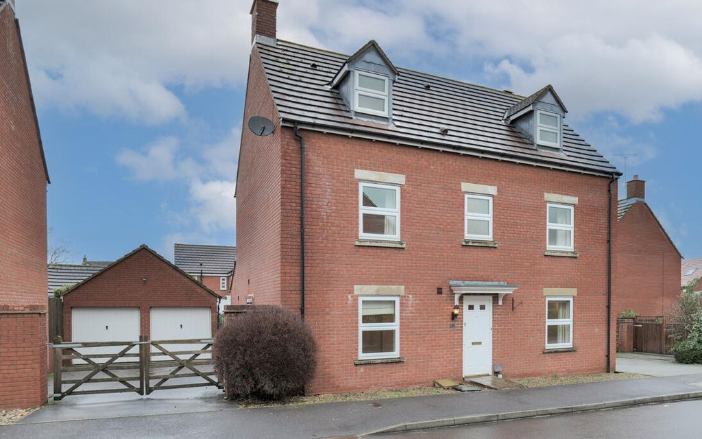 5 bed detached house for salePark Road, Bowerhill, Melksham SN12