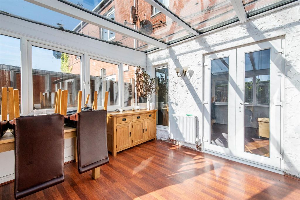 2 bed flat for saleGreystones, Leyland PR26 photo 3