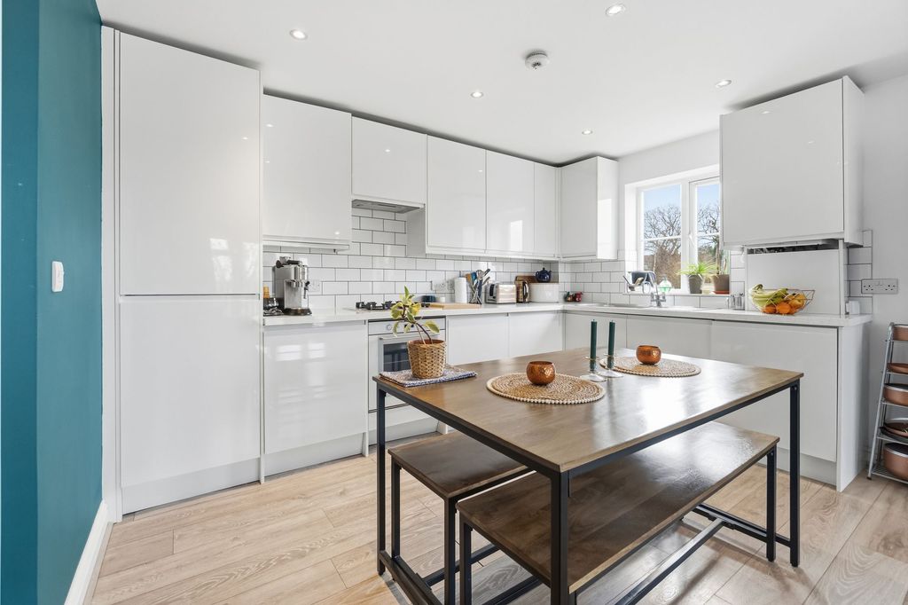 Additional image 3 of 2 bed flat for saleBishopsford Road, Morden SM4