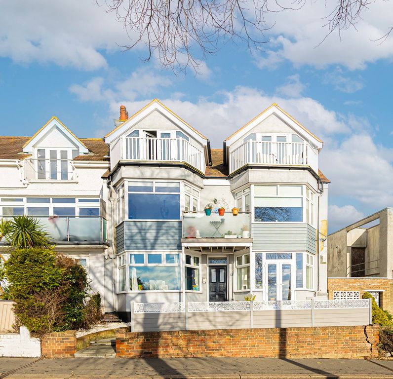2 bed flat for saleGrand Parade, Leigh-On-Sea SS9