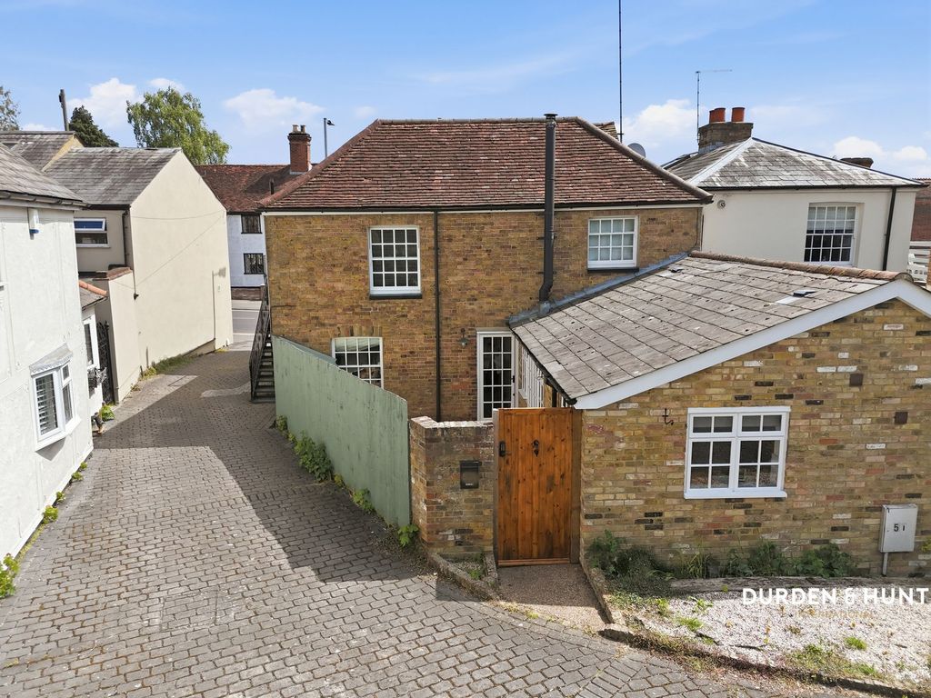 2 bed flat for saleHigh Street, Ongar CM5
