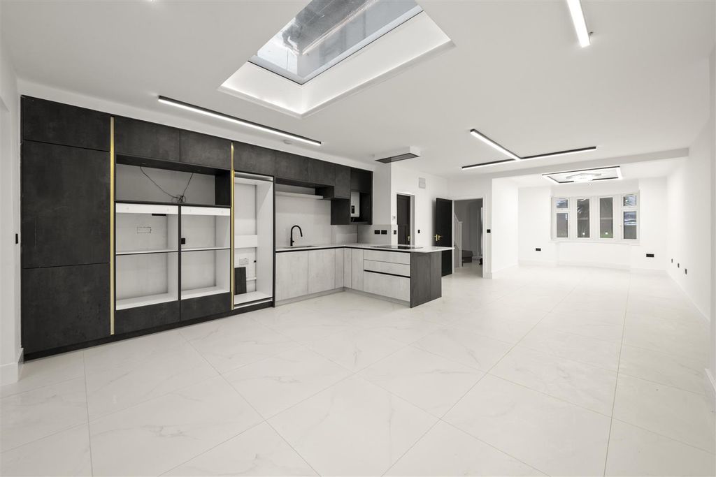 Additional image 2 of 5 bed semi-detached house for saleThe Heights, Northolt UB5