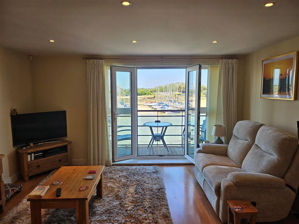 2 bed flat for salePier Road, Littlehampton BN17 photo 2