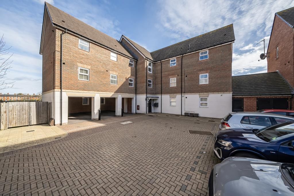 2 bed flat for saleNewbury, Berkshire RG14