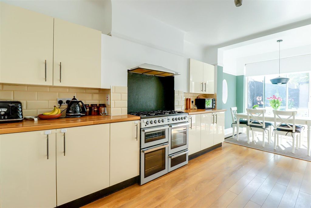 Additional image 6 of 3 bed semi-detached house for saleCheltenham Drive, Leigh-On-Sea SS9