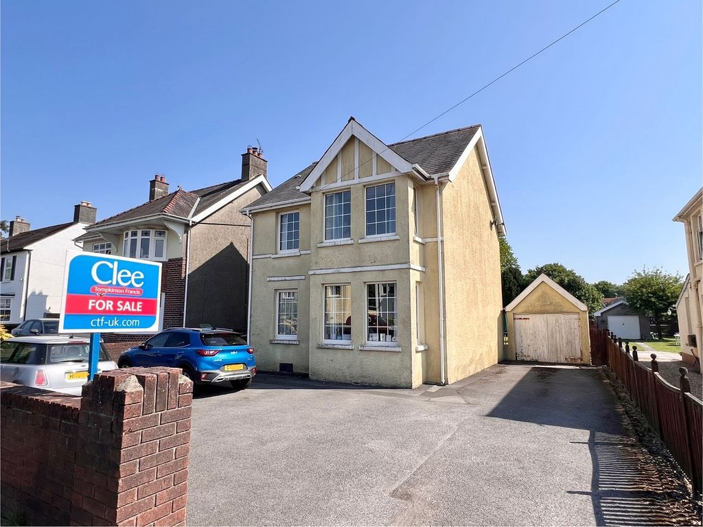 3 bed detached house for saleTowy Avenue, Llandovery, Carmarthenshire. SA20
