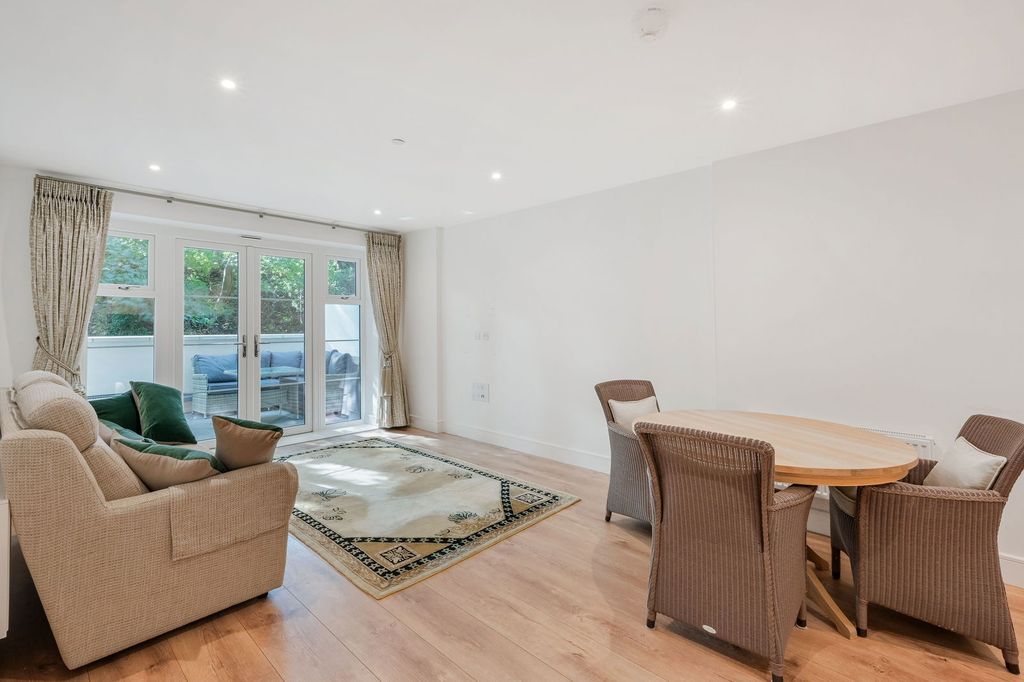 2 bed flat for sale2 Eden Place, Oxted RH8 photo 2