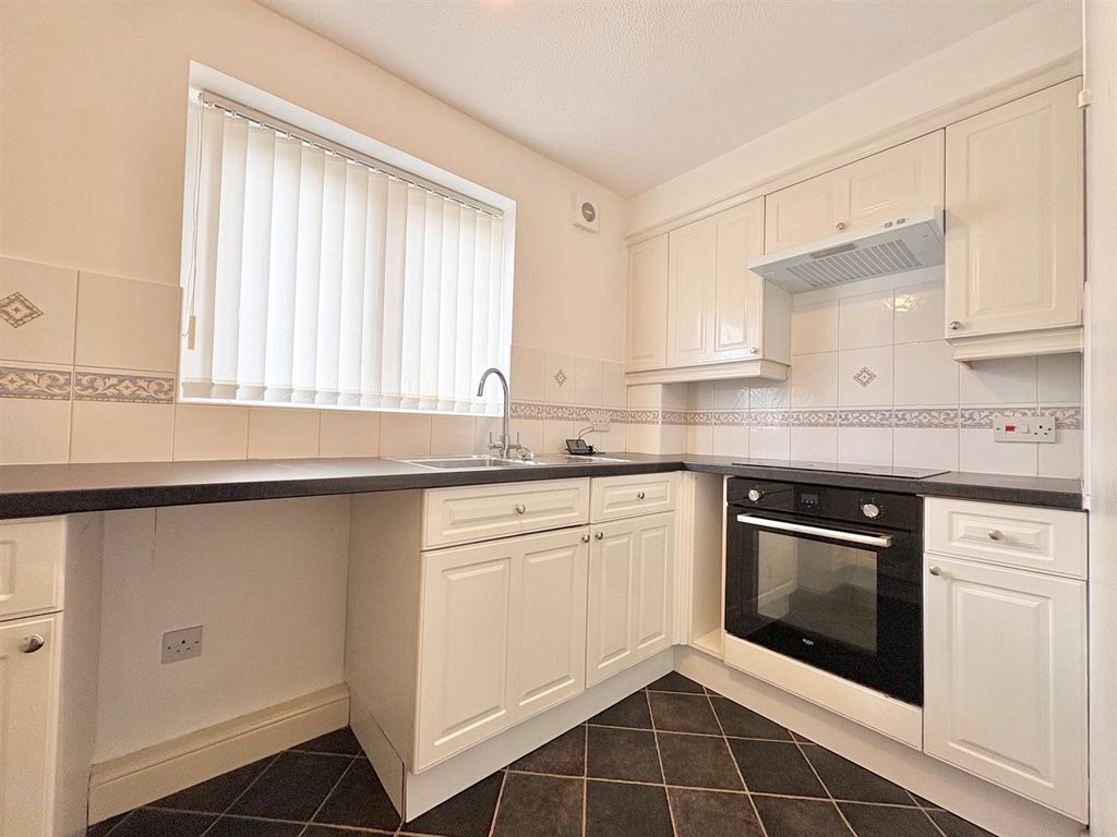1 bed flat for salePadiham Close, Leigh WN7 photo 4