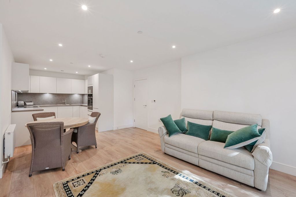2 bed flat for sale2 Eden Place, Oxted RH8 photo 4