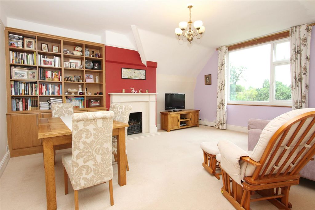 2 bed flat for saleCecil Park, Pinner HA5 photo 3