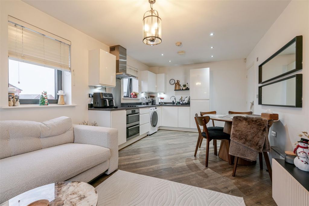 2 bed flat for saleMarina Walk, Leigh WN7 photo 2