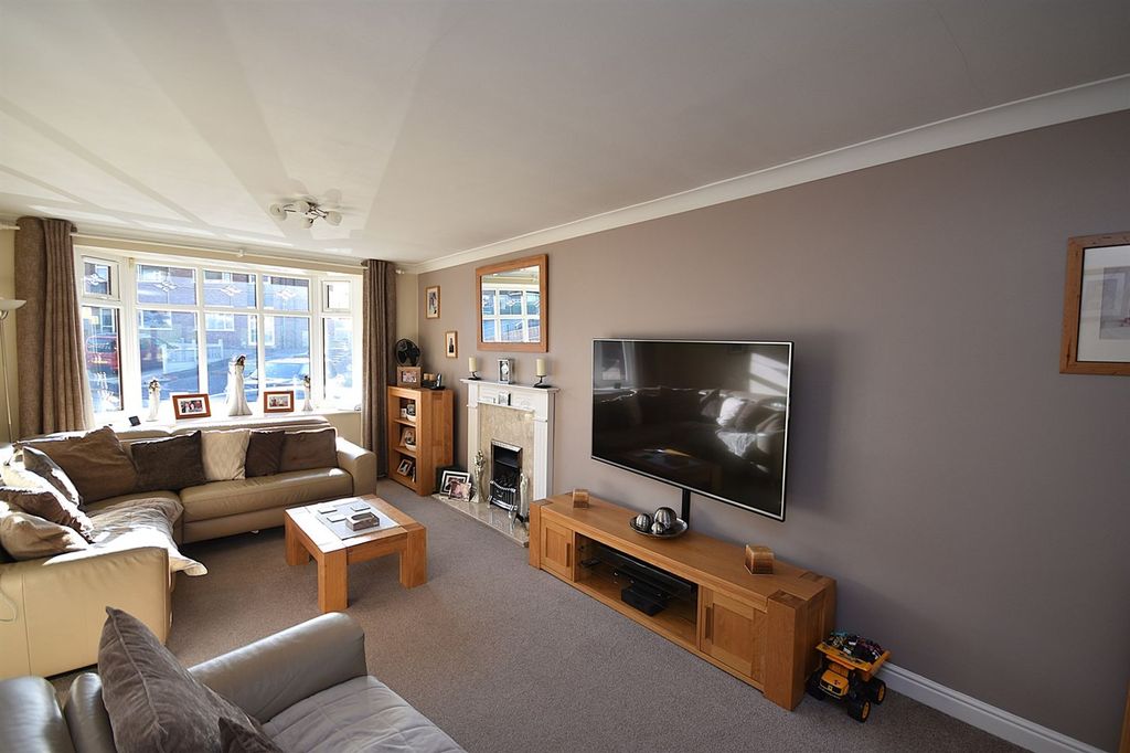 4 bed detached house for salePine Close, Macclesfield SK10 photo 3