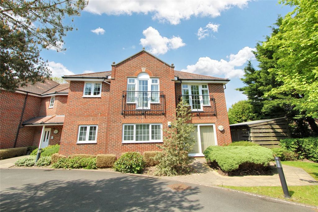 2 bed flat for saleThe Causeway, Petersfield, Hampshire GU31